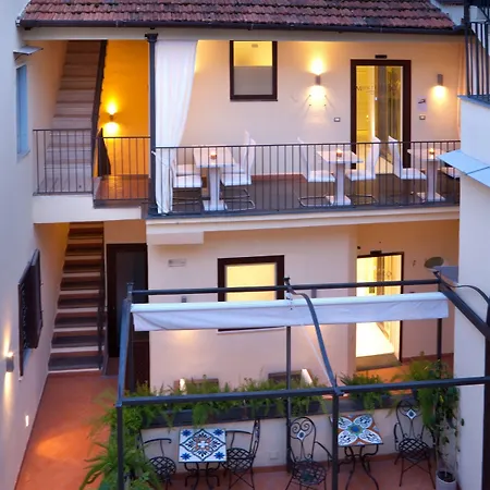 Palazzo Montefusco 4*
